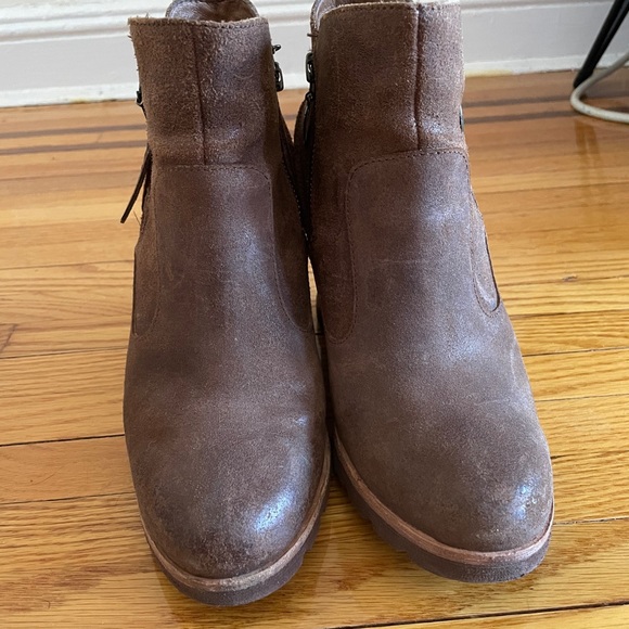 UGG MYRA LEATHER BOOTS - Picture 2 of 3